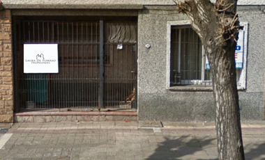 PH 4 AMBIENTES, TIPO CASA, AL FRENTE EN MORON. EXCELENTE OPORTUNIDAD. VENTA URGENTE.