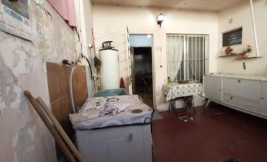 PH FRENTE PLANTA BAJA EN MUY BUENA ZONA RESIDENCIAL, CON LIVING, COMEDOR, COCINA, BAÑO COMPLETO, HABITACIÓN CON PLACARD Y PATIO CUBIERTO CON LAVADERO.