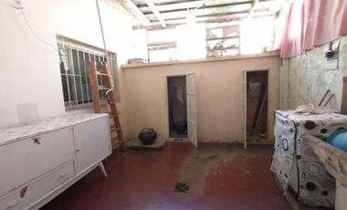 PH FRENTE PLANTA BAJA EN MUY BUENA ZONA RESIDENCIAL, CON LIVING, COMEDOR, COCINA, BAÑO COMPLETO, HABITACIÓN CON PLACARD Y PATIO CUBIERTO CON LAVADERO.