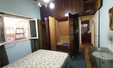 PH FRENTE PLANTA BAJA EN MUY BUENA ZONA RESIDENCIAL, CON LIVING, COMEDOR, COCINA, BAÑO COMPLETO, HABITACIÓN CON PLACARD Y PATIO CUBIERTO CON LAVADERO.