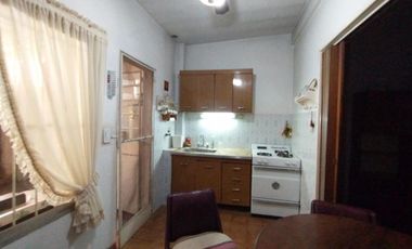 PH FRENTE PLANTA BAJA EN MUY BUENA ZONA RESIDENCIAL, CON LIVING, COMEDOR, COCINA, BAÑO COMPLETO, HABITACIÓN CON PLACARD Y PATIO CUBIERTO CON LAVADERO.