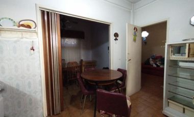 PH FRENTE PLANTA BAJA EN MUY BUENA ZONA RESIDENCIAL, CON LIVING, COMEDOR, COCINA, BAÑO COMPLETO, HABITACIÓN CON PLACARD Y PATIO CUBIERTO CON LAVADERO.