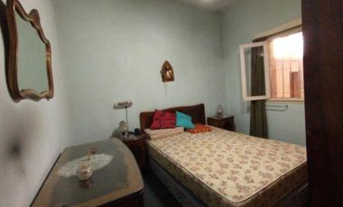 PH FRENTE PLANTA BAJA EN MUY BUENA ZONA RESIDENCIAL, CON LIVING, COMEDOR, COCINA, BAÑO COMPLETO, HABITACIÓN CON PLACARD Y PATIO CUBIERTO CON LAVADERO.