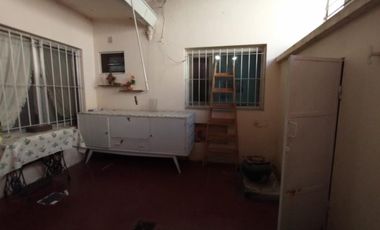 PH FRENTE PLANTA BAJA EN MUY BUENA ZONA RESIDENCIAL, CON LIVING, COMEDOR, COCINA, BAÑO COMPLETO, HABITACIÓN CON PLACARD Y PATIO CUBIERTO CON LAVADERO.