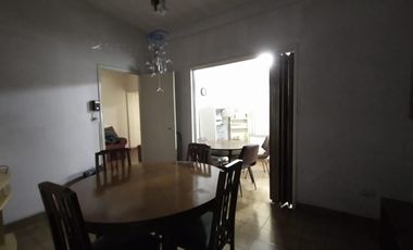 PH FRENTE PLANTA BAJA EN MUY BUENA ZONA RESIDENCIAL, CON LIVING, COMEDOR, COCINA, BAÑO COMPLETO, HABITACIÓN CON PLACARD Y PATIO CUBIERTO CON LAVADERO.