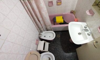 PH FRENTE PLANTA BAJA EN MUY BUENA ZONA RESIDENCIAL, CON LIVING, COMEDOR, COCINA, BAÑO COMPLETO, HABITACIÓN CON PLACARD Y PATIO CUBIERTO CON LAVADERO.