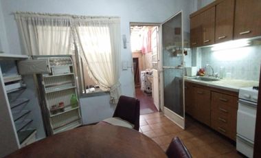 PH FRENTE PLANTA BAJA EN MUY BUENA ZONA RESIDENCIAL, CON LIVING, COMEDOR, COCINA, BAÑO COMPLETO, HABITACIÓN CON PLACARD Y PATIO CUBIERTO CON LAVADERO.