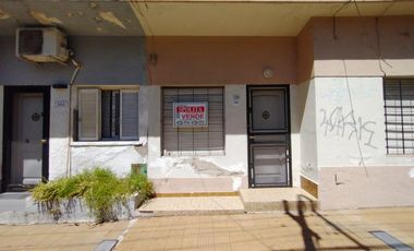 PH FRENTE PLANTA BAJA EN MUY BUENA ZONA RESIDENCIAL, CON LIVING, COMEDOR, COCINA, BAÑO COMPLETO, HABITACIÓN CON PLACARD Y PATIO CUBIERTO CON LAVADERO.