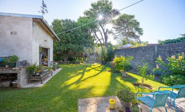Casa Chalet en Venta 4 ambientes con amplio jardín y cochera San Isidro La Calabria