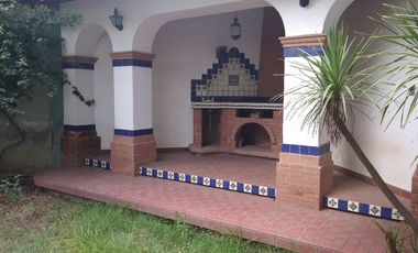 Casa en venta con amplio jardín en coto privado