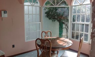 Casa en venta con amplio jardín en coto privado