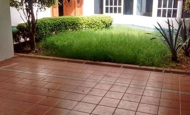 Casa en venta con amplio jardín en coto privado