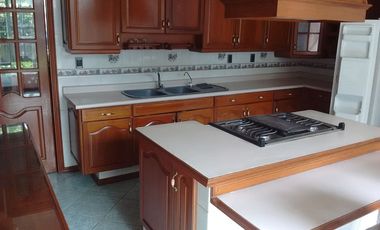 Casa en venta con amplio jardín en coto privado