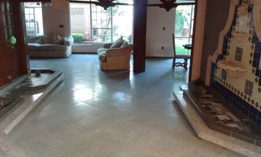 Casa en venta con amplio jardín en coto privado