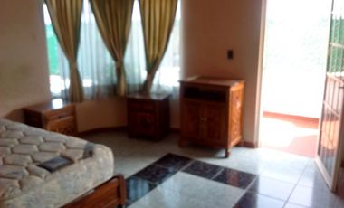 Casa en venta con amplio jardín en coto privado