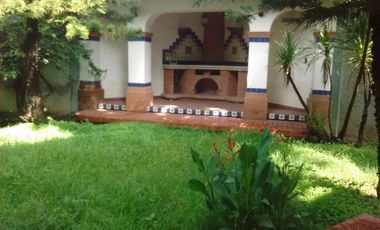 Casa en venta con amplio jardín en coto privado