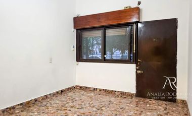 ALQUILER – DEPARTAMENTO / PH TIPO CASA – 3 AMBIENTES + ESTUDIO CON JARDÍN – BOULOGNE