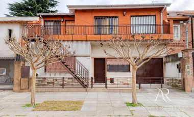 ALQUILER – DEPARTAMENTO / PH TIPO CASA – 3 AMBIENTES + ESTUDIO CON JARDÍN – BOULOGNE