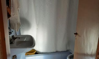 VENTA - CASA PH DE 3 AMBIENTES AL CONTRAFRENTE SE ENCUENTRA A RECICLAR - MORON