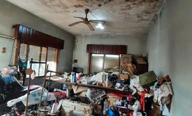 VENTA - CASA PH DE 3 AMBIENTES AL CONTRAFRENTE SE ENCUENTRA A RECICLAR - MORON