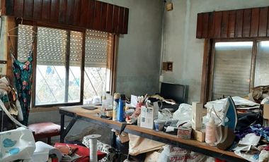 VENTA - CASA PH DE 3 AMBIENTES AL CONTRAFRENTE SE ENCUENTRA A RECICLAR - MORON