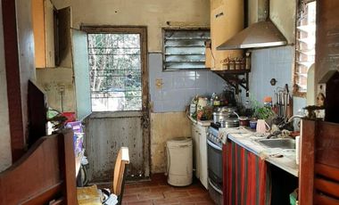 VENTA - CASA PH DE 3 AMBIENTES AL CONTRAFRENTE SE ENCUENTRA A RECICLAR - MORON