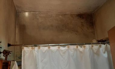 VENTA - CASA PH DE 3 AMBIENTES AL CONTRAFRENTE SE ENCUENTRA A RECICLAR - MORON