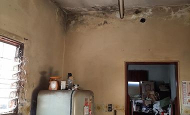 VENTA - CASA PH DE 3 AMBIENTES AL CONTRAFRENTE SE ENCUENTRA A RECICLAR - MORON