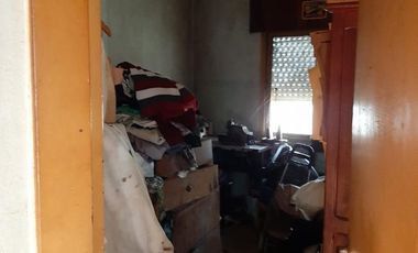 VENTA - CASA PH DE 3 AMBIENTES AL CONTRAFRENTE SE ENCUENTRA A RECICLAR - MORON