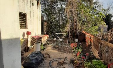 VENTA - CASA PH DE 3 AMBIENTES AL CONTRAFRENTE SE ENCUENTRA A RECICLAR - MORON