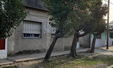 VENTA - CASA PH DE 3 AMBIENTES AL CONTRAFRENTE SE ENCUENTRA A RECICLAR - MORON