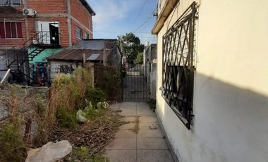 VENTA - CASA PH DE 3 AMBIENTES AL CONTRAFRENTE SE ENCUENTRA A RECICLAR - MORON
