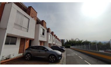 Hermosa casa de tres niveles en venta sector Av. 30 de Agosto