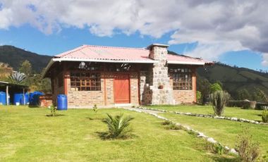 Terreno con casas en venta Yaruquí (1 hectárea) con vista