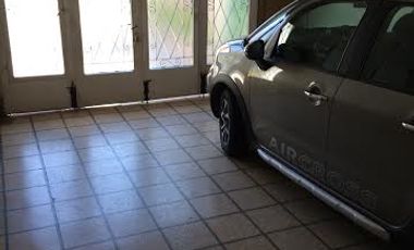 Propiedad ubicada a 150 metros de Avenida Espora y a 250 metros de la estación.