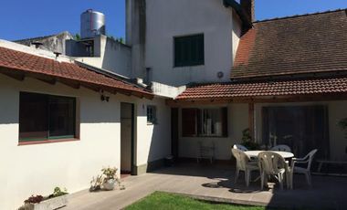 Propiedad ubicada a 150 metros de Avenida Espora y a 250 metros de la estación.