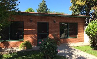 Propiedad ubicada a 150 metros de Avenida Espora y a 250 metros de la estación.