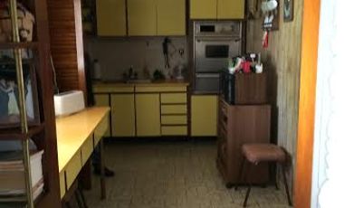 Propiedad ubicada a 150 metros de Avenida Espora y a 250 metros de la estación.