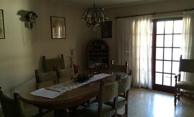 Propiedad ubicada a 150 metros de Avenida Espora y a 250 metros de la estación.