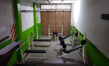 Excelente local comercial en 2 plantas sobre colectora av marquez, ideal todo rubro