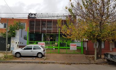 Excelente local comercial en 2 plantas sobre colectora av marquez, ideal todo rubro