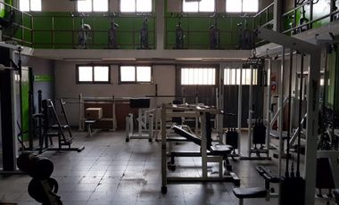 Excelente local comercial en 2 plantas sobre colectora av marquez, ideal todo rubro