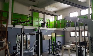 Excelente local comercial en 2 plantas sobre colectora av marquez, ideal todo rubro