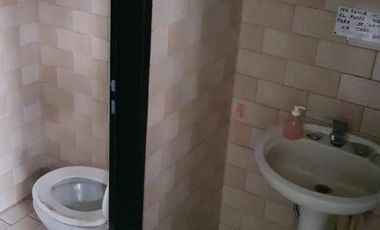 Excelente local comercial en 2 plantas sobre colectora av marquez, ideal todo rubro