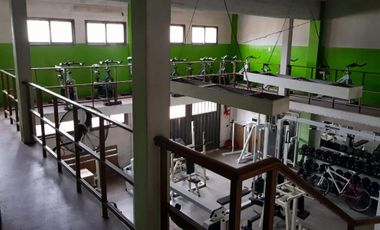 Excelente local comercial en 2 plantas sobre colectora av marquez, ideal todo rubro