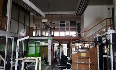 Excelente local comercial en 2 plantas sobre colectora av marquez, ideal todo rubro