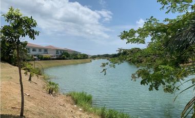 Se alquilan y se venden casas en Santa María Country Club (BO)