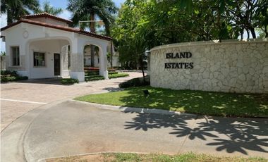 Se alquilan y se venden casas en Santa María Country Club (BO)