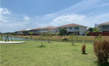 Se alquilan y se venden casas en Santa María Country Club (BO)