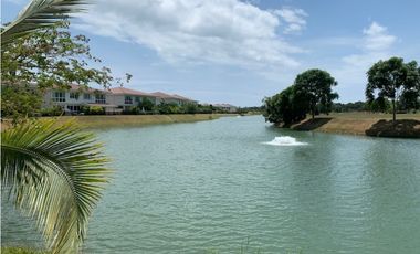 Se alquilan y se venden casas en Santa María Country Club (BO)